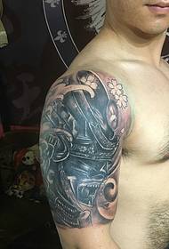 Muscle mutum babban hannu totem tattoo yana da iko sosai