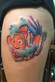 Tattoo-tekenprentmeisie-clown op 'n kleurvolle clown-vis-tatoo-prent