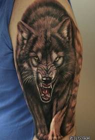 ένα μεγάλο τατουάζ κεφαλής λύκου