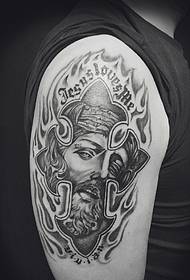 vrlo zgodan portret tetovaže muškog boga