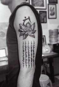 Lotus va sanskrit bilan katta qo'lli zarb tatuirovkasi