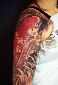 Vibrant tatuatge de calamar vermell al braç gran