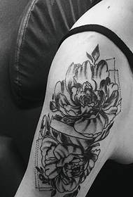 Sling meisje grote arm zwart-witte bloem tattoo foto
