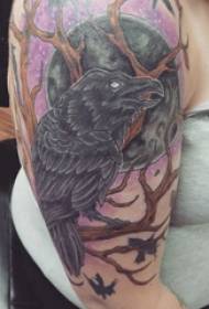 Ragazza del tatuaggio del doppio braccio grande braccio sul ramo di un albero e sul tatuaggio del corvo