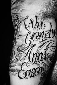 L'immagine del tatuaggio inglese con grande braccio a fiore è molto prominente