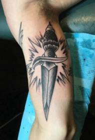 Punhal tatuagem padrão grande braço do menino na imagem afiada tatuagem punhal