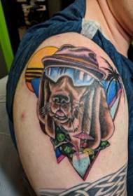 Braccio grande del ragazzo del modello del tatuaggio del cucciolo sull'immagine colorata del tatuaggio del cucciolo
