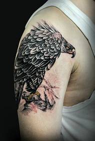 Laki-laki rompi putih lengan besar gaya burung hantu tato