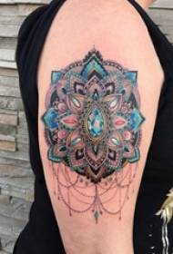 Mandala patroon tattoo grote arm van het meisje op gekleurde mandala tattoo foto