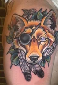 Illustrazione del tatuaggio del grande braccio grande braccio maschio sull'immagine del tatuaggio della testa del lupo e della pianta