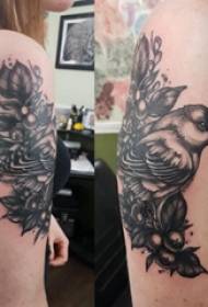 Ilustrasi tato lengan besar gadis lengan besar pada gambar tato tanaman dan burung