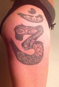 Tatuaggio ragazza modello di testo cosce testo e immagini di tatuaggi floreali
