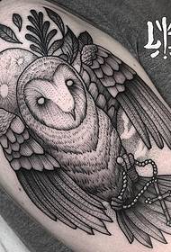 Lielas rokas pūces krustpunkta ērkšķains melni pelēks tetovējuma raksts