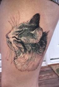 Маленька свіжа кішка татуювання дівчини стегна на малюнку татуювання кошеня