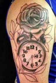 Knaboj brakoj sur nigraj pikaj geometriaj abstraktaj linioj floroj kaj horloĝaj tatuaj bildoj