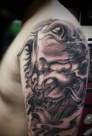 Immagine del tatuaggio in bianco e nero del grande braccio da uomo potente