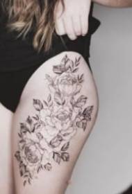 Foto sexy del tatuaggio della signora sexy del tatuaggio della coscia alla coscia