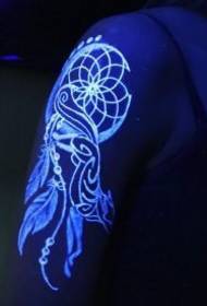 Ловец снов флуоресцентный невидимый рисунок татуировки на правой руке женщины