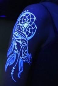 Dreamcatcher fluorescent mawonekedwe akhungu osawoneka kudzanja lamanja la mkazi