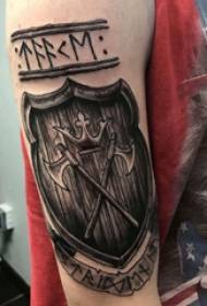 Ragazzo di scudo tatuaggio modello con grande braccio sull'immagine tatuaggio scudo grigio nero