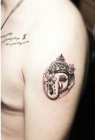 Il braccio grande maschile di moda di personalità può essere visto come un'immagine di un dio tatuaggio