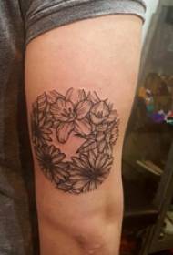 Moška ilustracija tatoo velike roke na sliki tatoo črne rastline cvet