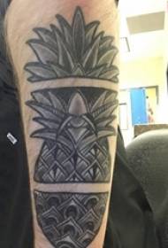 Tatuaje de brazo dobre de brazo grande macho en tatuaxe de piña negra
