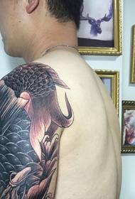 Beogacht bheocht lámh mhór na bhfear aibí ar phatrún tattoo dubh agus bán