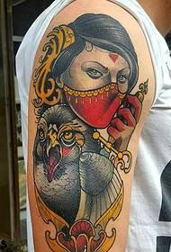 Chica con patrón de tatuaje de color de brazo grande de águila