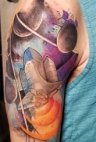 Illustrazione di tatuatu di rachetta grande bracciu di u tatuu annantu à l'immagine di tatuu còsmicu è rocket