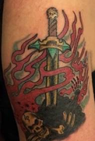 Dubultā lielās rokas tetovējums vīriešu kārtas studenta lielā roka uz liesmas un zobena tetovējuma attēla