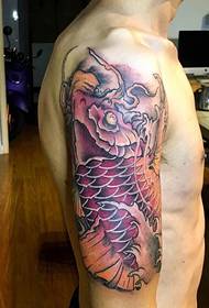 Didelė ranka su ryškiu raudonų kalmarų tatuiruotės modeliu