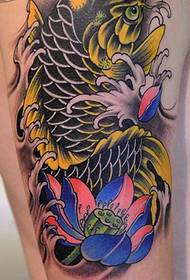 Zelta kalmāra tetovējums uz lielās rokas