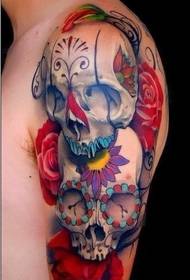 fotografia e shfaqjes së tatuazhit rekomandoi një model të tatuazhit të luleve të mëdha të kafkës