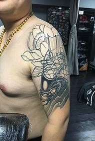 남자의 큰 팔 간단한 라인 오징어 문신 사진