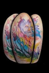 Слика велике руке тетоважа мушкарац велика рука на слици шарене биљне тетоваже