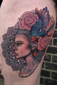 Tradicija tetovaže bedara djevojka bedra na cvijeću i likove tetovaže slike