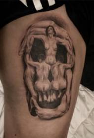 Coscia tatuaggio ragazzo maschio coscia su teschio nero tatuaggio immagine