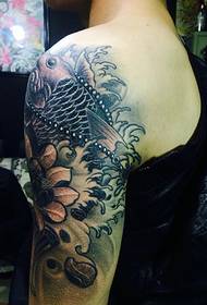 Immagini del tatuaggio del calamaro in bianco e nero del grande braccio degli uomini di successo