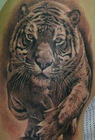 Patrón de tatuaje de tigre de brazo grande