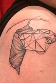 Tukang tato lalaki lalaki panangan gedé dina gambar tato geometri hideung