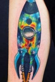 रंगीत रॉकेट टॅटूच्या चित्रांवर मोठ्या आर्म टॅटूच्या मुलाच्या मोठ्या हाताची जोडी