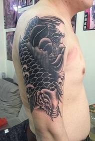Foto tatuaggio calamari acquoso bianco e nero grande braccio