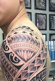 I-Manly totem tattoo iphethini nge-macho