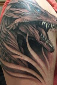 Nu-Claw Golden Dragon Tattoo Picture of a tattoo-dragonek zêrîn-neh-nîsk-reş-rengî li ser milê mêr