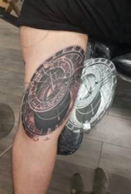 Tatuaggio bussola ragazza schizzo tatuaggio sulla coscia