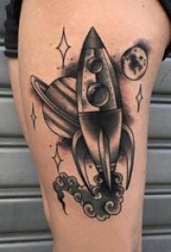 टॅटू केलेले मांडी पुरुष मुलाच्या मांडीवर ग्रह आणि रॉकेट टॅटू चित्र