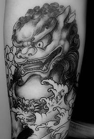 Велики црно-бели традиционални Танг лав тетоважа узорак је врло цоол
