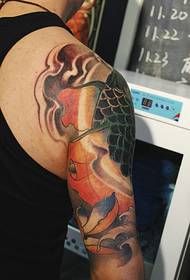 Męskie duże ramię w kolorowy wzór tatuażu kałamarnicy