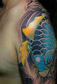 Accattivante motivo a tatuaggio di calamari di grande colore del braccio